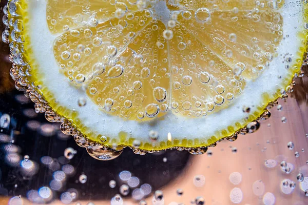 Suda süzülen limon dilimleri.