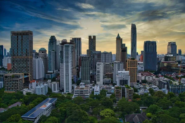 Bangkok, Tayland - 06 Eylül 2020: Char 'daki Indio Otel' in çatı katı manzarası gün batımında.