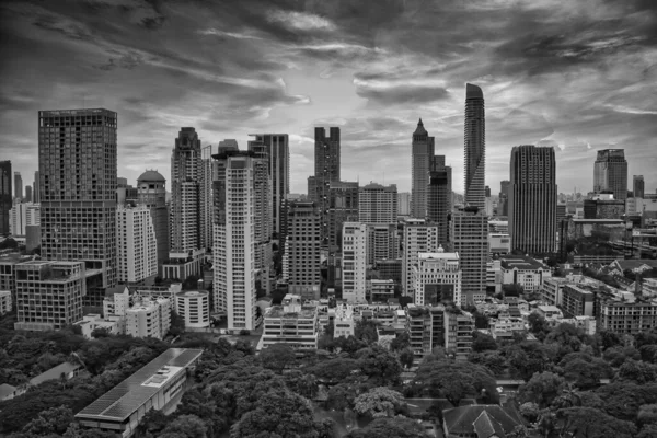Bangkok, Tayland - 06 Eylül 2020: Char 'daki Indio Otel' in çatı katı manzarası gün batımında.