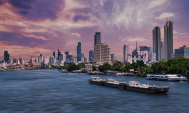 Bangkok, Tayland - 23 Eylül 2020: Chao Phraya parkı nehir kıyıları boyunca 