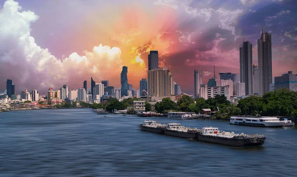 Bangkok, Tayland - 23 Eylül 2020: Chao Phraya parkı nehir kıyıları boyunca 
