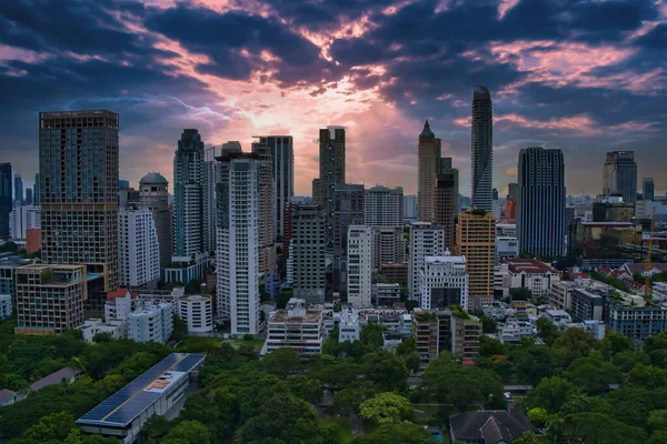 Bangkok, Tayland - 23 Eylül 2020: Char çatı katı gökyüzü ve gün batımında kokteyl barı