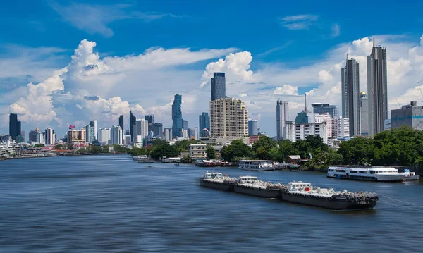 Bangkok, Tayland - 23 Eylül 2020: Chao Phraya parkı nehir kıyıları boyunca 