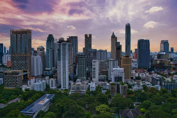 Bangkok, Tayland - 23 Eylül 2020: Char çatı katı gökyüzü ve gün batımında kokteyl barı