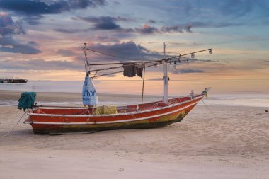 Tayland sahilinde bir balıkçı teknesi.