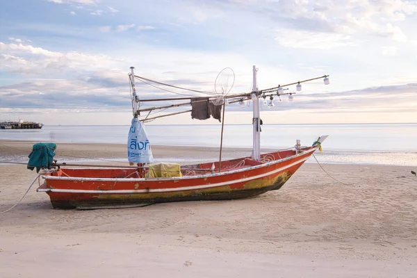 Barco Pesca Pela Praia Tailândia — Fotografia de Stock