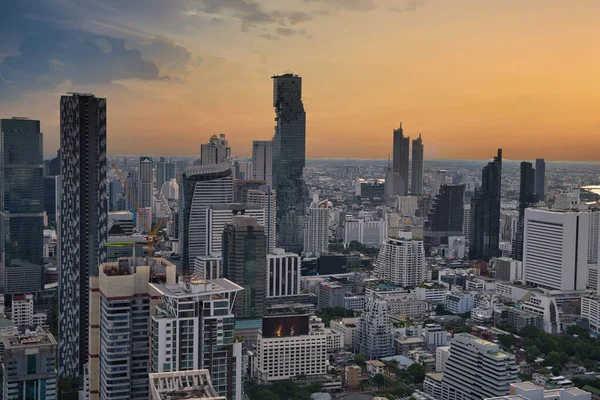 Gün batımında Bangkok 'un ufuk çizgisi