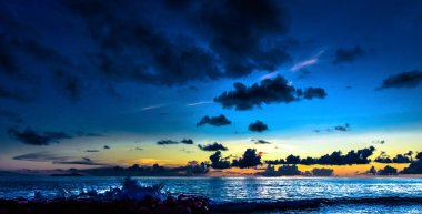 günbatımı Seyshells Adası. Deniz yaz bulut gökyüzü