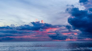 günbatımı Seyshells Adası. Deniz yaz bulut gökyüzü