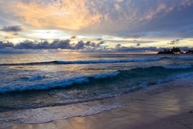 günbatımı Seyshells Adası. Deniz yaz bulut gökyüzü