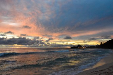 günbatımı Seyshells Adası. Deniz yaz bulut gökyüzü