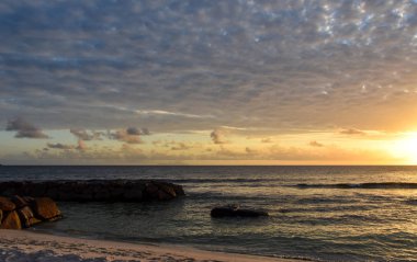 günbatımı Seyshells Adası. Deniz yaz bulut gökyüzü