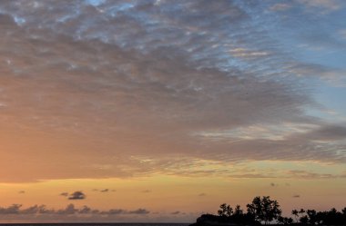 Renkli günbatımı Seyshells Adası. Deniz, yaz, bulut, gökyüzü
