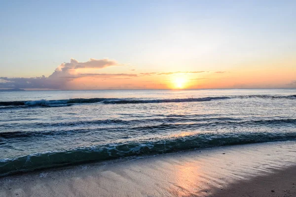 günbatımı Seyshells Adası. Deniz yaz bulut gökyüzü
