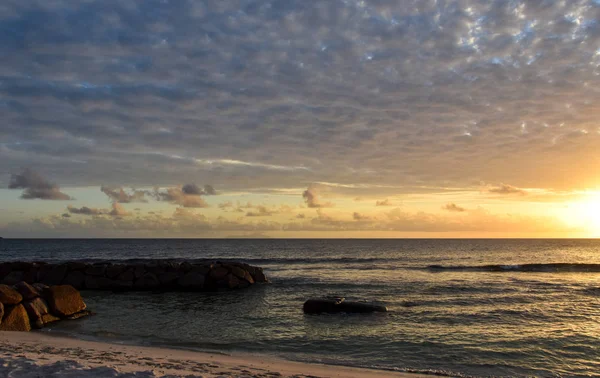 günbatımı Seyshells Adası. Deniz yaz bulut gökyüzü
