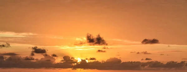 Matahari Terbenam Pulau Seyshells Awan Musim Panas Laut — Stok Foto