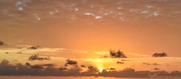 Pôr-do-sol colorido na ilha Seyshells. Mar, verão, nuvem, céu — Fotografia de Stock