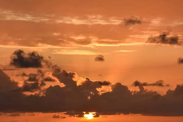 Puesta de sol de color en la isla Seyshells. Mar, verano, nube, cielo — Foto de Stock