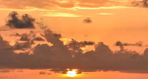 Puesta de sol de color en la isla Seyshells. Mar, verano, nube, cielo — Foto de Stock