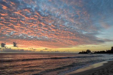 Renkli günbatımı Seyshells Adası. Deniz, yaz, bulut, gökyüzü