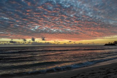 Renkli günbatımı Seyshells Adası. Deniz, yaz, bulut, gökyüzü