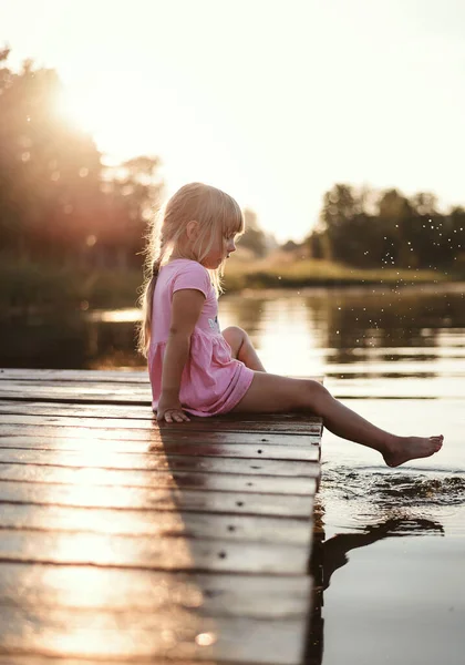 Niño Feliz Juega Verano Pueblo Atardecer — Foto de Stock