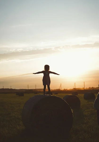 Niño Feliz Corre Través Campo Pajar Atardecer — Foto de Stock