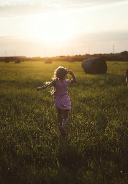 Niño Feliz Corre Través Campo Pajar Atardecer — Foto de Stock