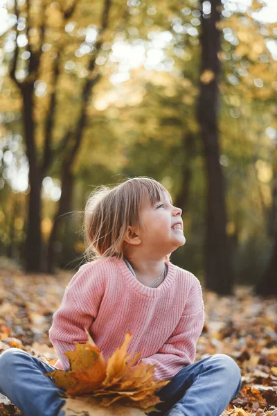 Niño Juega Con Hojas Otoño — Foto de Stock