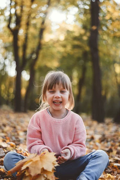 Niño Juega Con Hojas Otoño — Foto de Stock