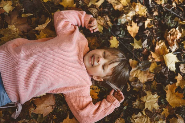 Niño Juega Con Hojas Otoño — Foto de Stock