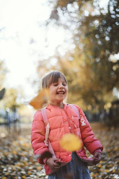 Niño Juega Con Hojas Otoño — Foto de Stock