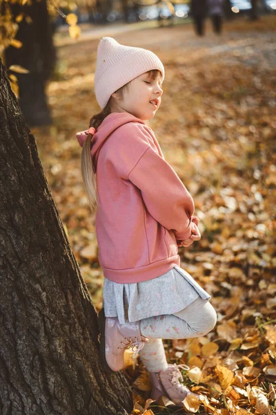 Niño Juega Con Hojas Otoño — Foto de Stock