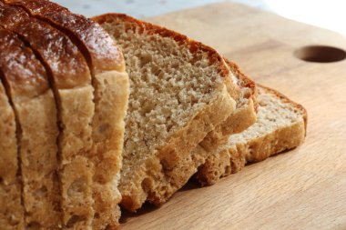 Kesme tahtasında dilimlenmiş ekmek.