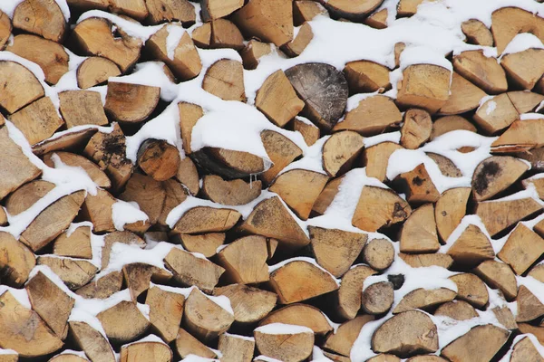 Yakacak odun karı kapladı. Dağ ve kar.