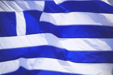  Yunan bayrakları yaz mevsiminde tellerde sallanıyor.