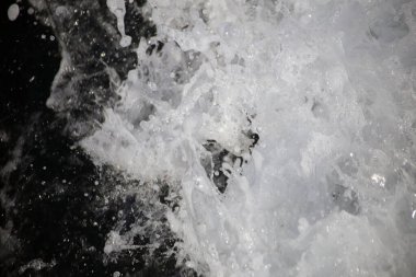 Dalgalar ve Köpüklerle Deniz Yüzeyi. Yukarıdan Görünüm - Tekneden Görünüm.