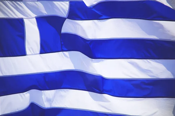  Yunan bayrakları yaz mevsiminde tellerde sallanıyor.