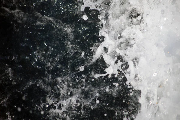 Dalgalar ve Köpüklerle Deniz Yüzeyi. Yukarıdan Görünüm - Tekneden Görünüm.