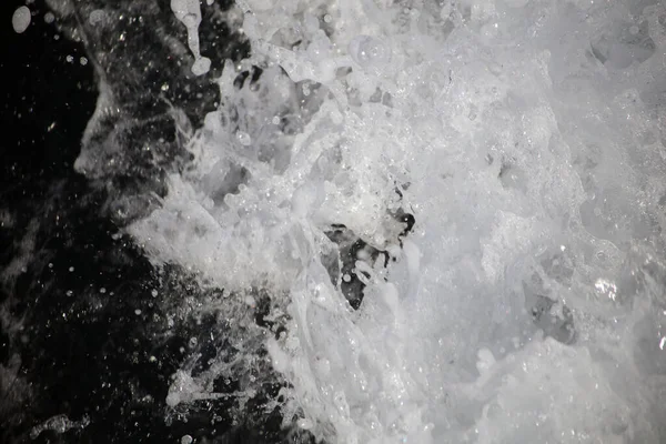 Dalgalar ve Köpüklerle Deniz Yüzeyi. Yukarıdan Görünüm - Tekneden Görünüm.