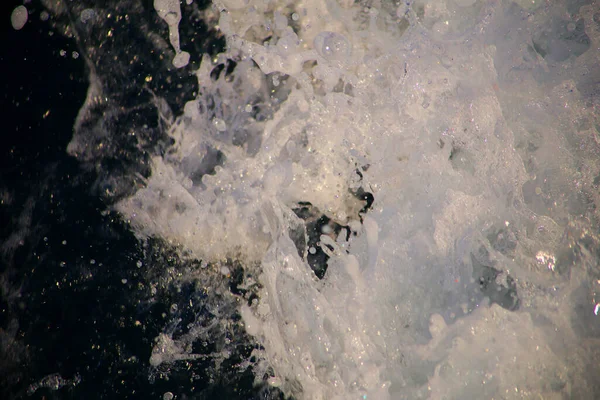 Dalgalar ve Köpüklerle Deniz Yüzeyi. Yukarıdan Görünüm - Tekneden Görünüm.