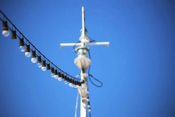 Yolcu gemisinde ampuller. Arka planda radar ve iletişim araçları var..