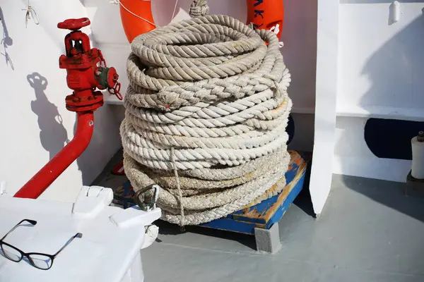 Limandaki bir düğümle bağlanmak için kullanılan teknedeki ip bazen başka bir kurtarma botunu çekmek ve bir şeyi tutmak için kullanılır..