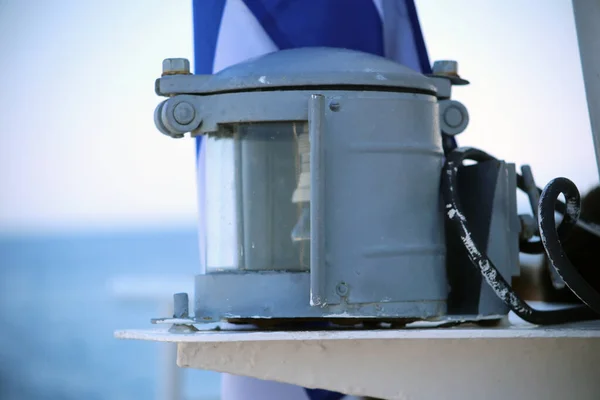 Yolcu gemisinin seyir beyaz ışığı. Beyaz, parlak, beyaz, ışık, gemi.