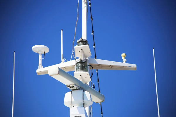 船のレーダーと通信手段 背景に青い空 — ストック写真