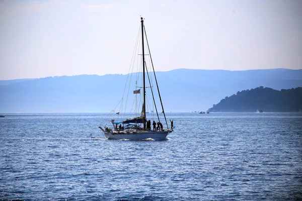 Yelkenliler Ege Denizi 'nde yelken açıyor. Gün batımı. Su parlıyor..