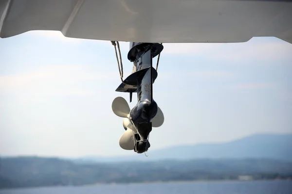 Denizin arka planındaki motorlu bir tekneden vidalama. Cankurtaran botu.