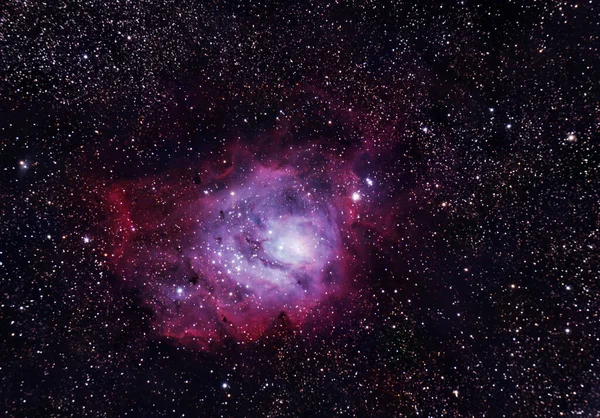 Lagoon Bulutsusu (Messier 8 veya M8, NGC 6523 olarak sınıflandırılır) Yay takımyıldızı yönünde bulunan dev bir yıldızlararası buluttur. Bir emisyon nebulası olarak sınıflandırılır. Göl Bulutsusu 'nun Dünya' dan 4000-6.000 ışık yılı uzaklıkta olduğu tahmin edilmektedir..