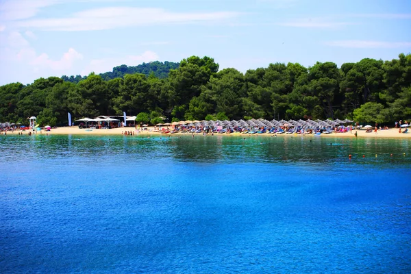 Yunan Adaları. Skiathos, Ege Denizi 'nin kuzeybatısında yer alan küçük bir Yunan adasıdır. Koukounaries koni anlamına gelir. Dünyanın en güzel plajlarından biri..
