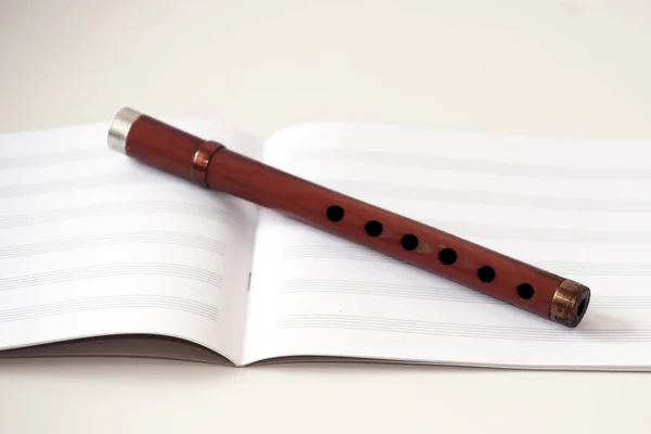  Meyve, sürülerini güderken çobanların kullandığı geleneksel bir enstrümandır..